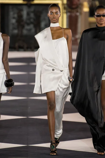 Look 100